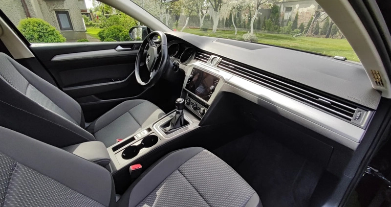 Volkswagen Passat cena 55900 przebieg: 307000, rok produkcji 2017 z Syców małe 137